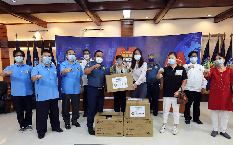 菲律賓台商總會總會長黃雅惠率隊前往邦班加省第三地方警區捐贈口罩及防護面罩